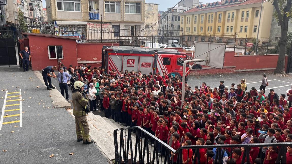 İstanbul İtfaiye Daire Başkanlığından Okulumuz Öğrencilerine Yangın Eğitimi Verildi