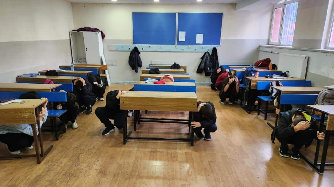 13 EKİM ULUSLARARASI AFET RİSKLERİNİN AZALTILMASI GÜNÜ KAPSAMINDA OKULUMUZDA TATBİKAT GERÇEKLEŞTİRDİK
